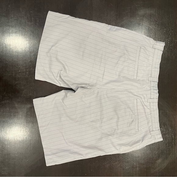 Callaway Men's Light Gray Pinstriped Shorts Size 36 - Picture 2 of 6